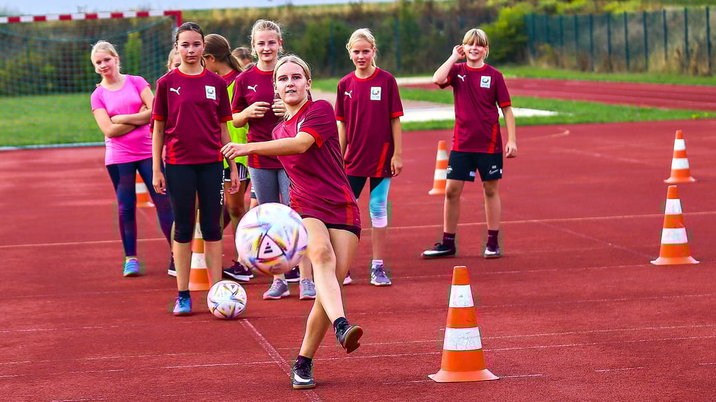 Letztes Training vor dem Finale: Die Fußballerinnen vom Burgstadtgymnasium Querfurt fahren am Sonntag zur Endrunde von „Jugend trainiert für Olympia“ nach Bad Blankenburg.