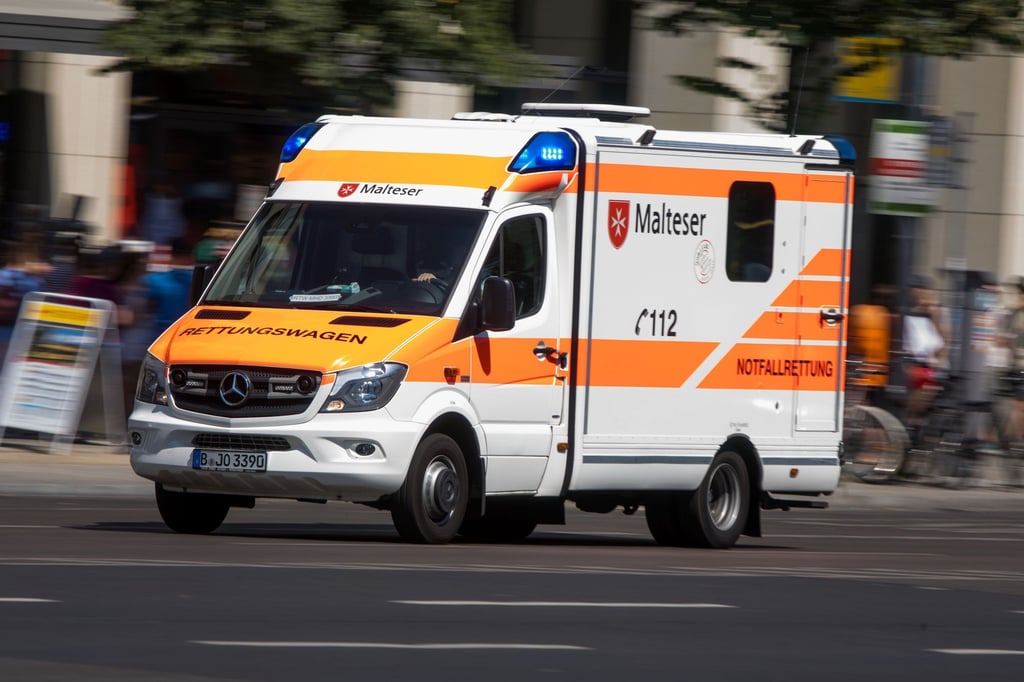 Ein Rettungswagen mit Blaulicht: Was ist los bei den Helfern in NRW?