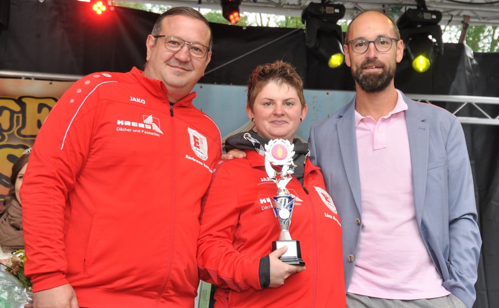 Lisa Bruno und Andreas Senger nehmen aus den Händen von Stadtrat Udo Krause (SPD) den Ehrenpreis der Stadt Genthin entgegen.