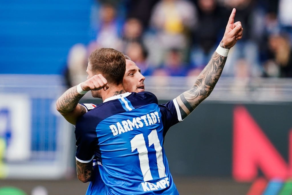 Darmstadts Phillip Tietz (hinten) jubelt mit seinem Teamkollegen Tobias Kempe über sein Tor zum 2:0 gegen den 1. FC Nürnberg.