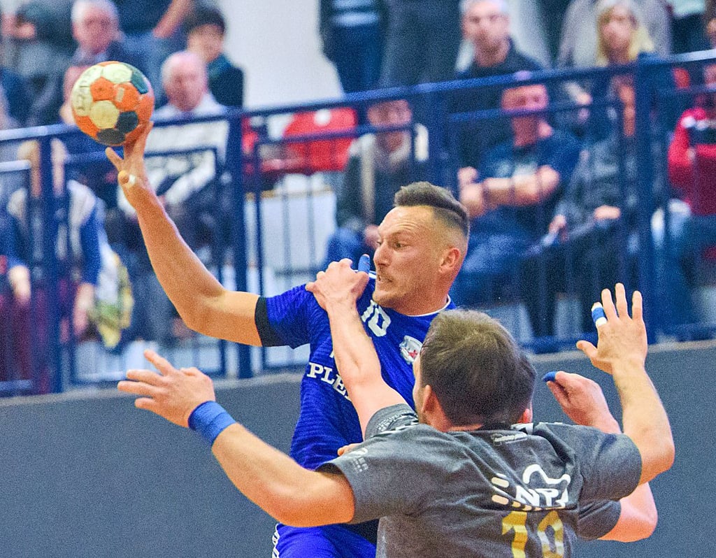 Jan Schindler (am Ball) noch im Trikot des HCB: Vor zwei Jahren wechselte der Rückraumspieler nach Apolda; morgen trifft er auf seinen Ex-Verein.