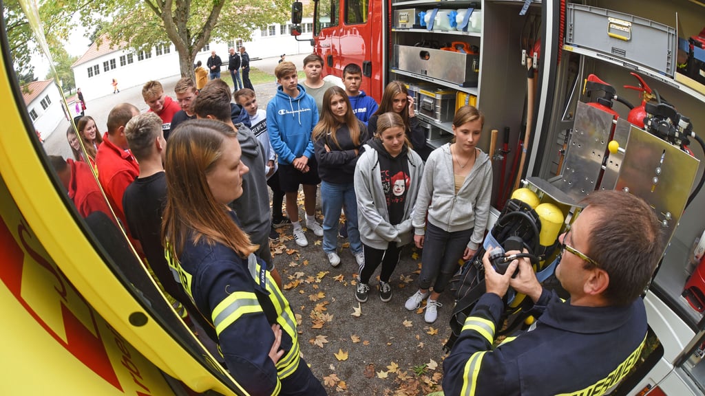 Neue AG: Feuerwehrleute aus dem Seeland zeigen den Nachterstedter Schülern, wie ihre Fahrzeuge ausgestattet sind.
