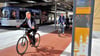 Der Baubeigeordnete Jörg Rehbaum und Magdeburgs ADFC-Vorsitzender Norman Dreimann sind die ersten, die auf dem neuen Radweg die neue Fahrrad-Zählstelle passieren. 