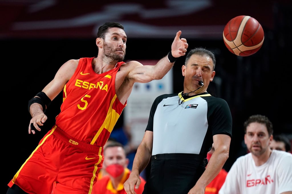 Nach Dirk Nowitzki „ein abgezockter Haudegen, der schon lange dabei ist“: Der Spanier Rudy Fernandez (l) in Aktion.