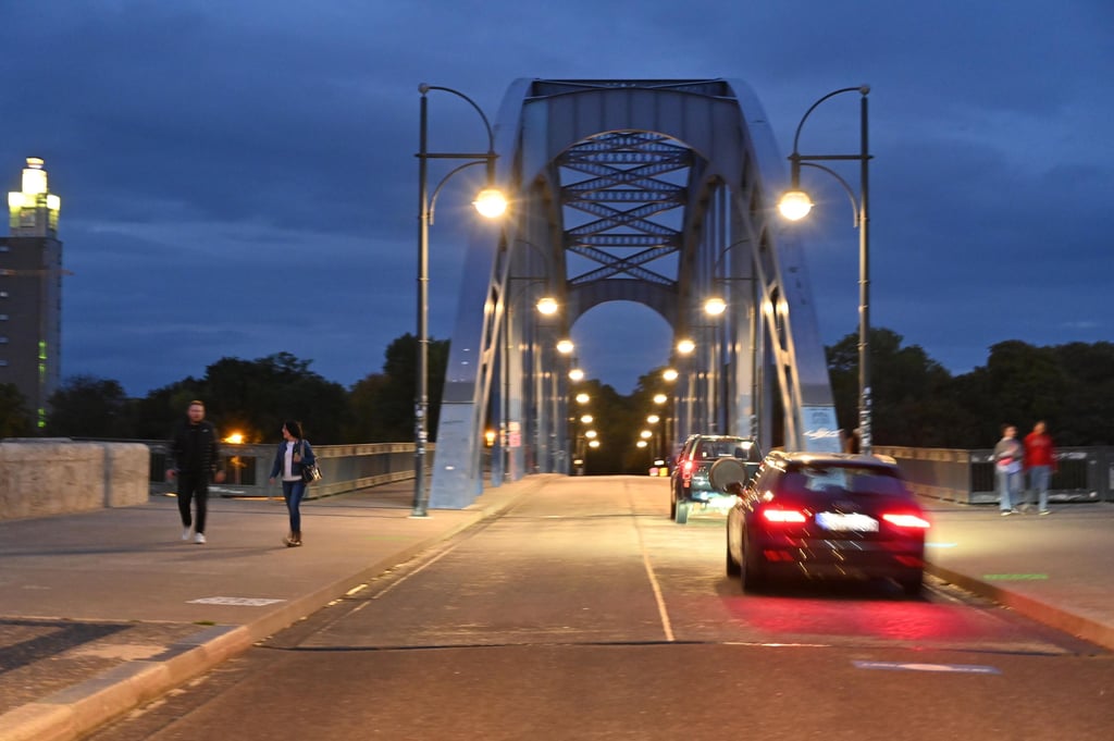 Das Licht passt sich der Frequentierung von Fahrbahn und Wegen an – auch auf der Sternbrücke. Laut Stadtverwaltung gehört dieser Bereich schon zur intelligenten dynamischen Beleuchtung, die in der Stadt bereits an mehreren Stellen Anwendung findet. Das hilft beim Energiesparen.