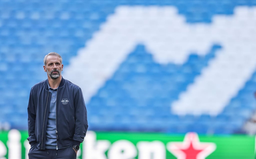 Leipzigs Trainer Marco Rose steht im Stadion.