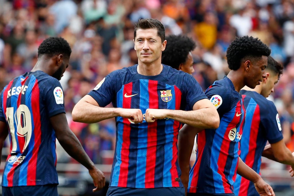 Trifft auch in der Primera División wie am Fließband: Barcelonas Robert Lewandowski (M).
