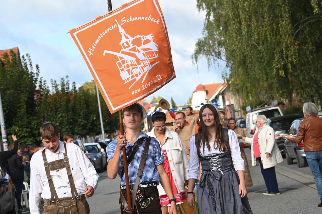 Mitglieder des Heimatvereins Schwanebeck in Harzer Trachten beim Festumzug durch Schwanebeck.