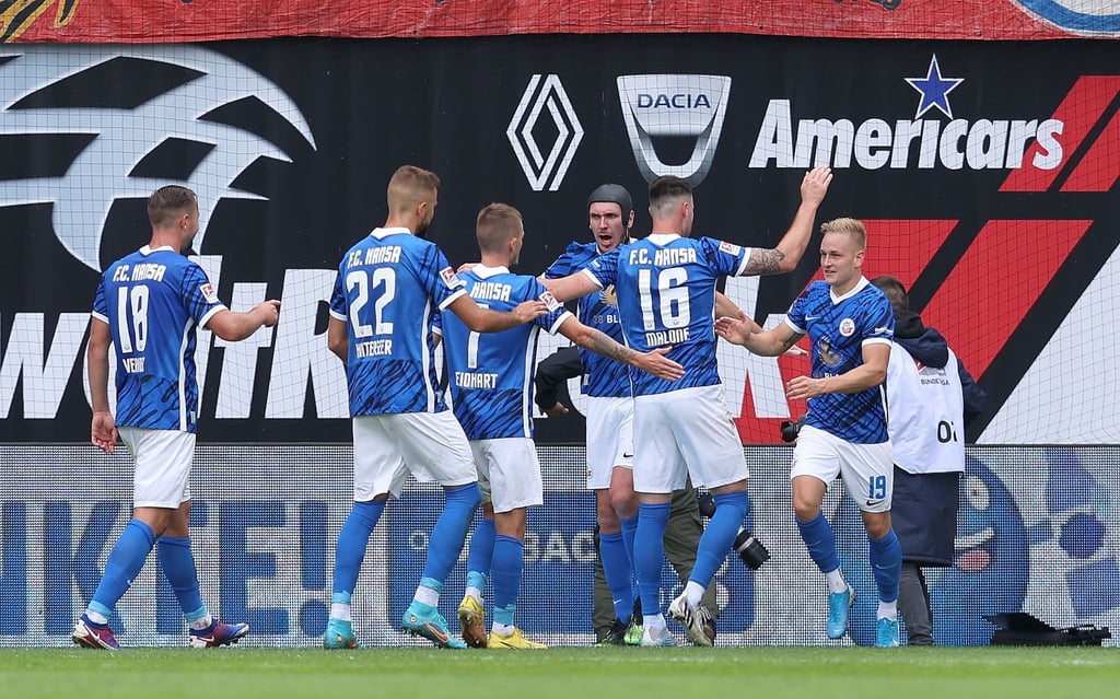Die Spieler von Hansa Rostock feiern das 2:0 gegen den 1. FC Magdeburg.