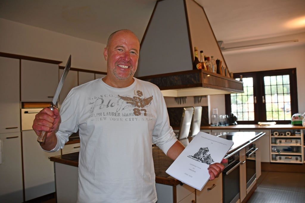 Zur Gilde der kochenden Männer gehört Jens Rosenberg. Der Vorsitzende zeigt im Oebisfelder Goldackerturm die Küche, in der sich alles befindet, was die Herzen der Hobbyköche höher schlagen lässt. Im Buch sind die Menüs vom Neujahrsessen abgedruckt.