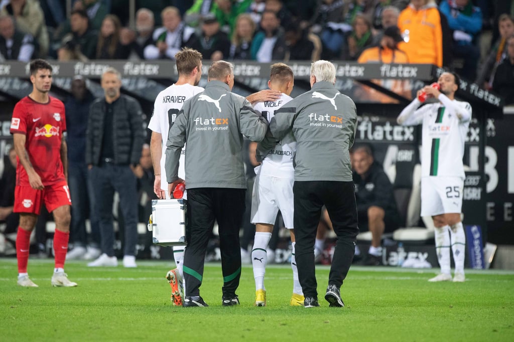 Gladbachs Hannes Wolf muss kurz nach seiner Einwechslung schon wieder verletzt runter vom Feld.