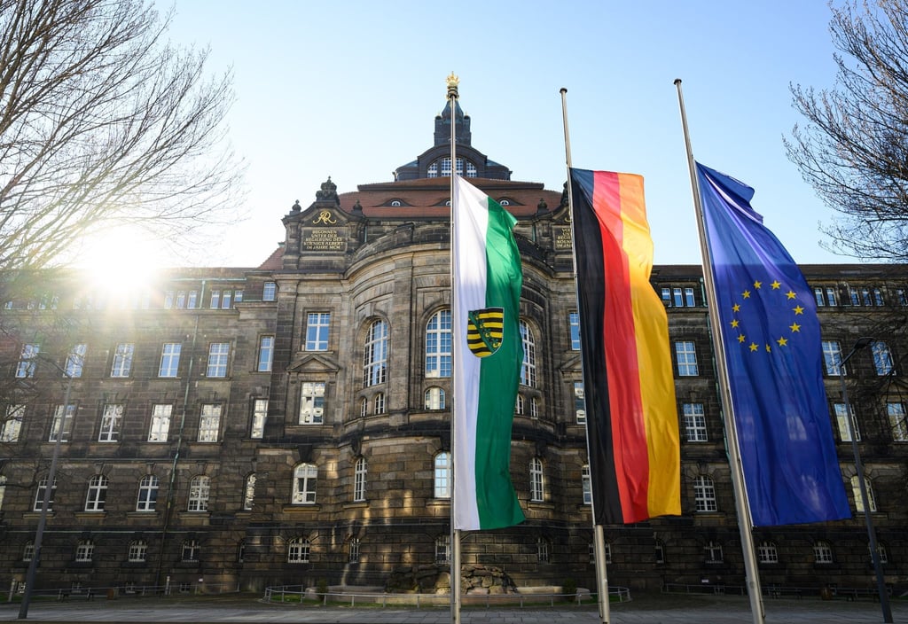 Die Flaggen von Sachsen (l-r) Deutschland und Europa wehen vor der Staatskanzlei auf halbmast.