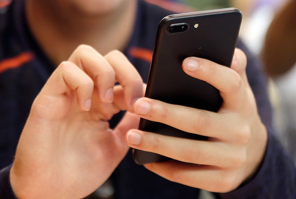 Mit Hilfer einer Zeitung hat ein Dieb in Dessau ein Smartphone gestohlen.