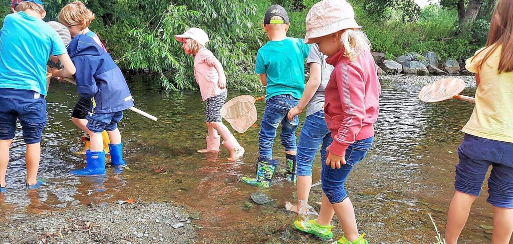 Die Jungen und Mädchen aus der Kita „Regenbogen“ erleben die Vielfalt des Lebens in den Gewässern.