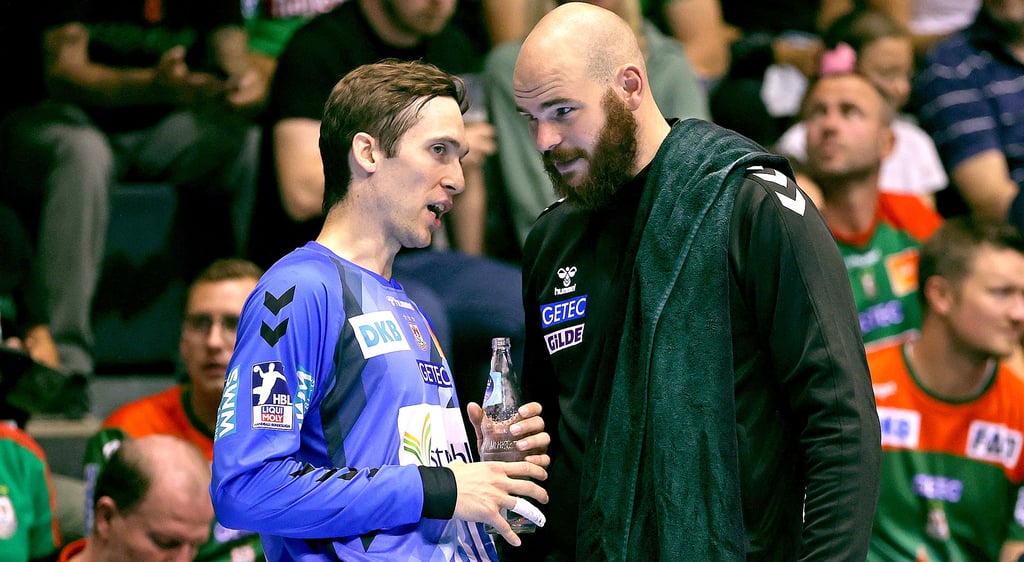 Die SCM-Torhüter Nikola Portner (l.) und Mike Jensen tauschen sich auch während des Spiels aus.