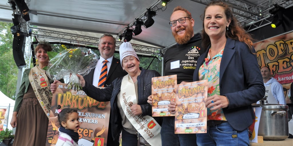 Annett Bär (Mitte) ist die neue Kartoffelsuppenkönigin, gefolgt von Marlett Heilemann und Sebastian Kroll.