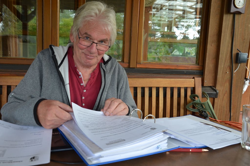 Burkhard Herrmann mit seinem Behördenordner für die Geflüchteten aus der Ukraine