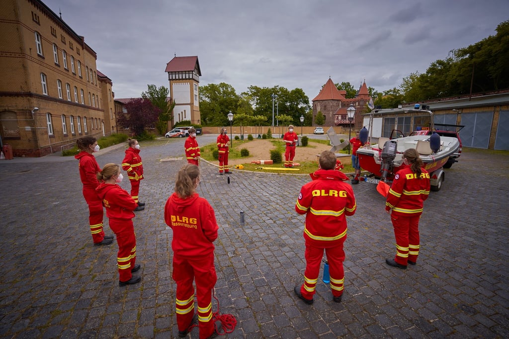 Die Einsatzkräfte der DLRG Ortsgruppe Magdeburg sind gut ausgebildet und treffen sich regelmäßig montags in der Rötgerstraße. 15 Einsätze in der Wasserrettung hatten sie dieses Jahr schon.
