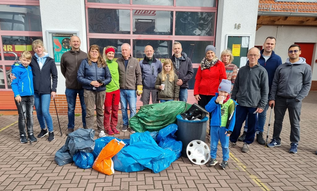Die fleißigen Müllsammler in Klietz zeigen nach getaner Arbeit, wie viele Müllsäcke und mehr dabei gefüllt worden sind.