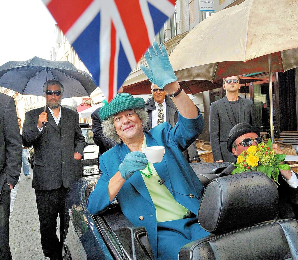 Und die Queen kam doch - dank einer spektakulären Performance hallescher Künstler zu den Händel-Festspielen 2009. Initiiert wurde die Aktion von Burghard Aust (die Queen, Mitte) und Musiker Thomas Wittenbecher (r.), der den Butler der englischen Königin mimte.