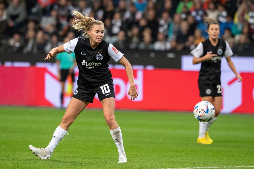 Frankfurts Laura Freigang hat sich in der Partie gegen den FC Bayern München eine Schultereckgelenksverletzung zugezogen.