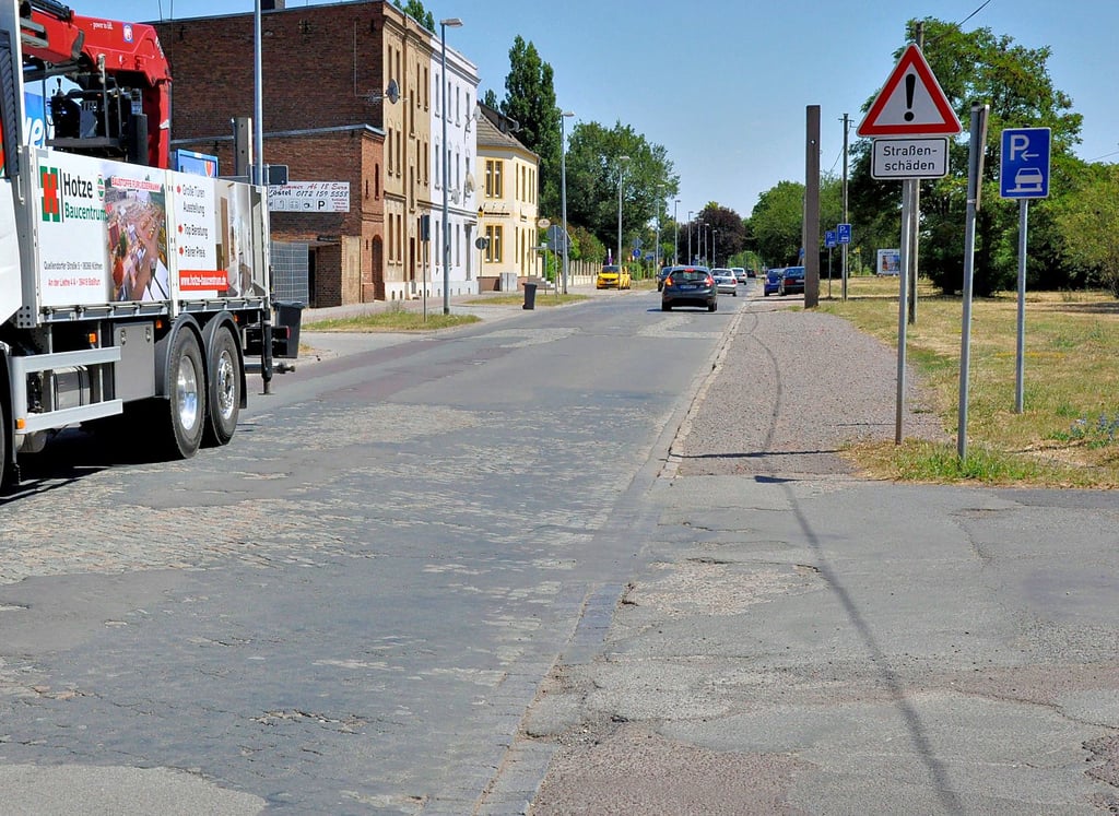 Solche schlimmen Straßen wie die Bernburger - eine Landesstraße - hat Staßfurt noch zur Genüge. Aber weder für den Ausbau dieser noch für kommunale Straßen lassen die Aussichten in den nächsten Jahren optimistisch stimmen. Es fehlen einfach genügend finanzielle Mittel.