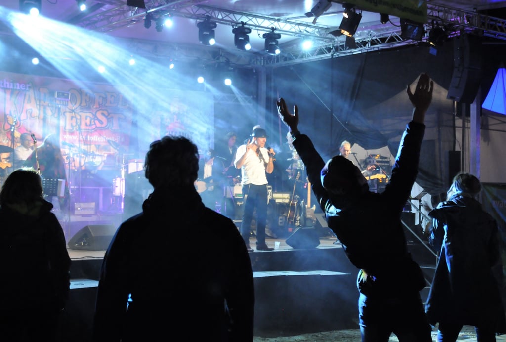 Frontman Christian Becker gibt überzeugend den Westernhagen. Das teils sehr junge Kartoffelfest-Publikum feiert die Band und ihre Show.