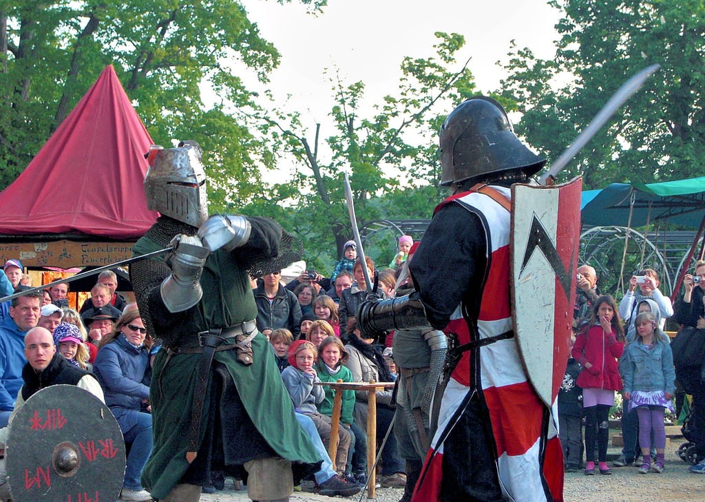 Das Schaukämpfen zu Fuß wurde Tjost genannt. Es wird am Wochenende in Jerichow beim Ritterfest zu sehen sein.