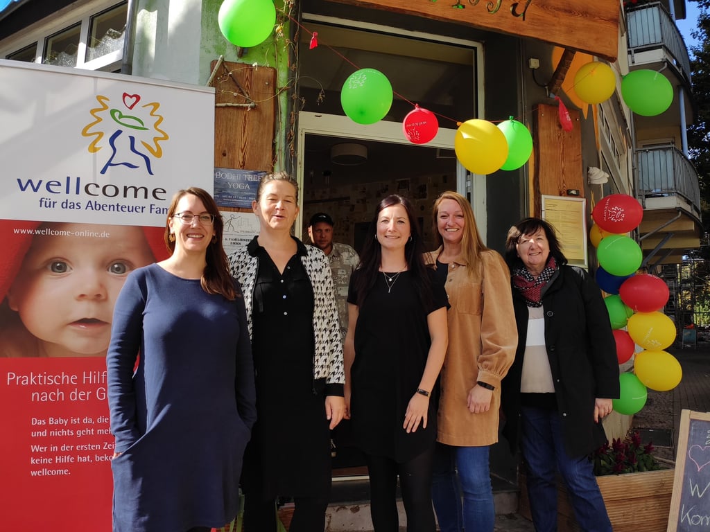 Eva Matthes von wellcome Hamburg (v.l.), Undine Bielau, Familienhebamme und Patin, Carolin Kreutzer, Koordinatorin des Projekts beim Verein Spielwagen, Kerstin Hörnlein-Reckewell, Koordinatorin Frühe Hilfen, und Katrin Thäger, Kinderbeauftragte der Landeshauptstadt Magdeburg, feiern beim Jahrestag mit.