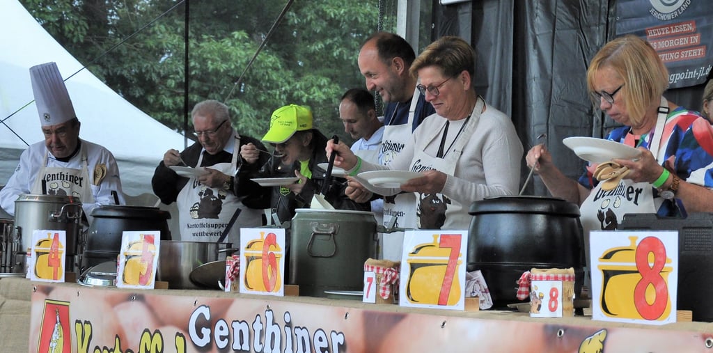 Eine schwere Aufgabe hatte die prominente Jury bei der Kartoffelsuppenverkostung und Bewertung.