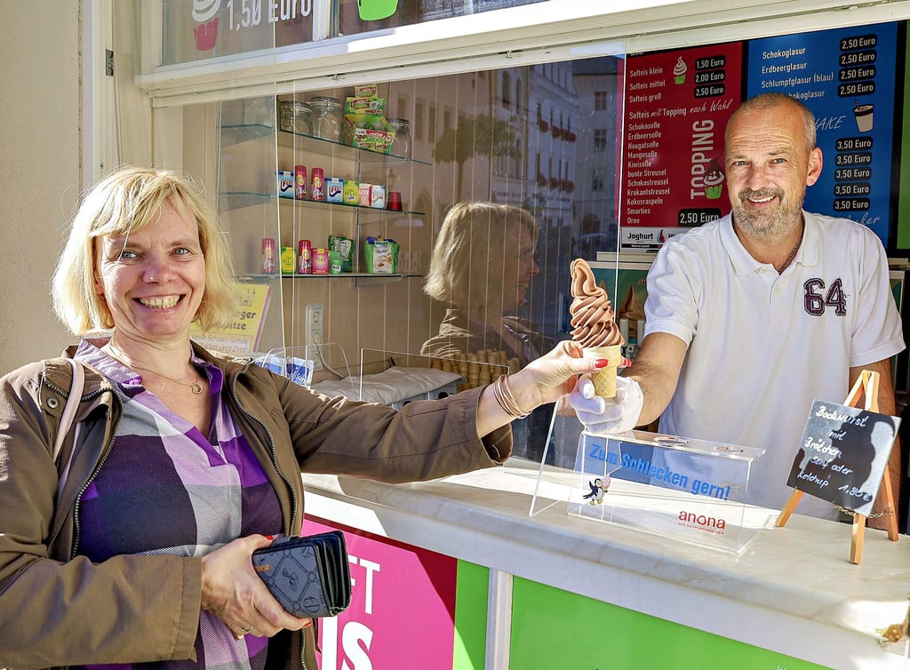 Wenn Diana Hoffmann nach Wittenberg in ihre frühere Heimat reist, darf ein cremiges Softeis am Fensterverkauf von André Renner nicht fehlen. Dort bietet der Eisverkäufer Schoko-Vanille und wechselnde Fruchtsorten an.