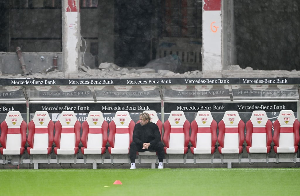Sportdirektor Sven Mislintat sitzt vor Spielbeginn allein auf der Stuttgarter Bank.
