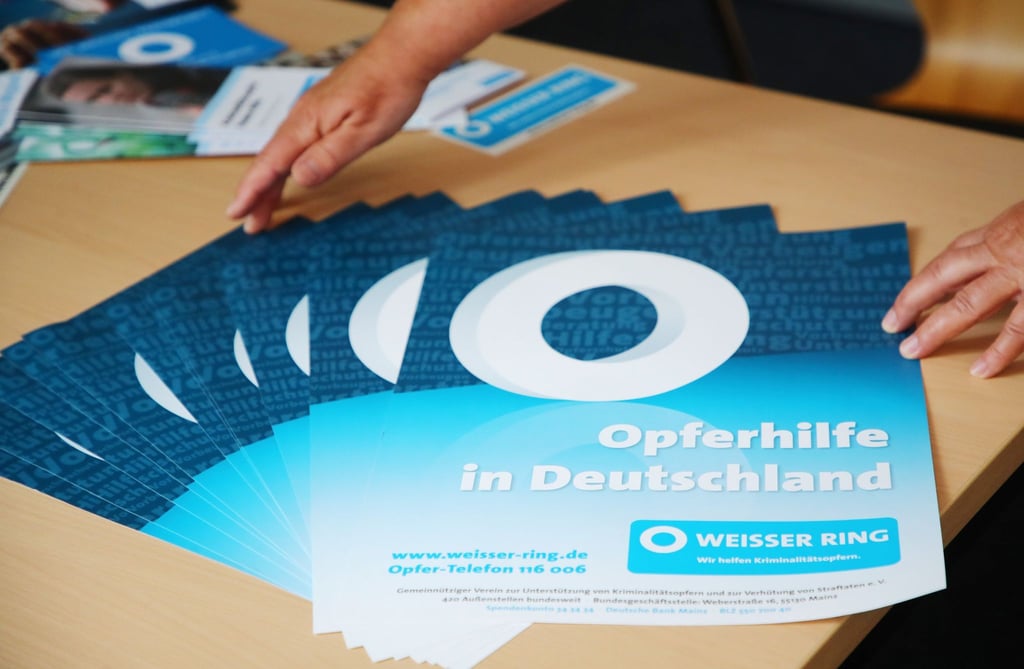 Werbemittel liegen auf einem Tisch der Hilfsorganisation für Verbrechensopfer, des Weißen Rings.