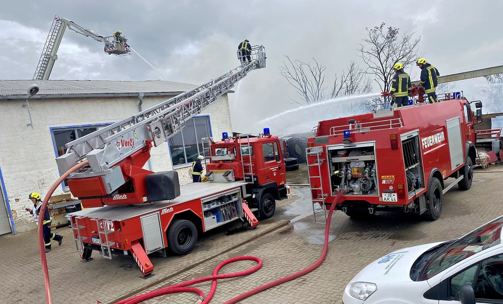 Acht Wehren Bei Großfeuer im Einsatz Lagerhalle der Firma LHS in