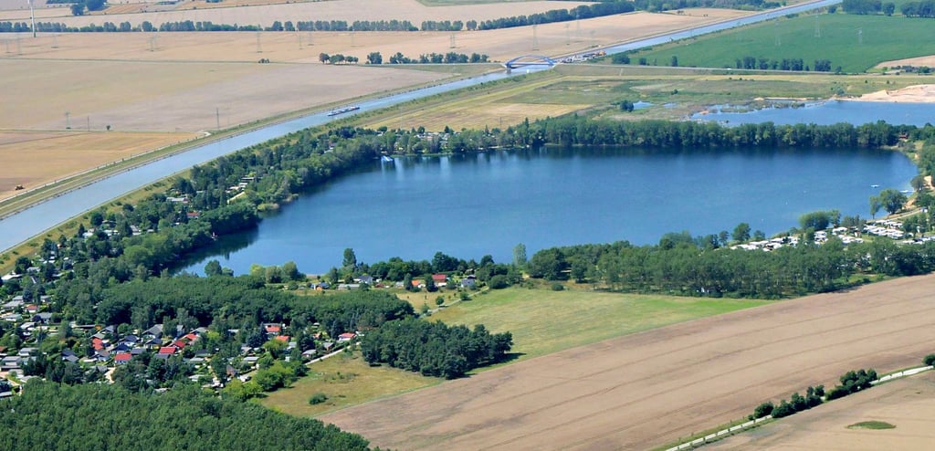 Am linken Bildrand ist die Wochenendhaussiedlung am südlichen Ufer des Jersleber Sees zu erkennen. Hier formiert sich eine Bürgerinitiative für eine Änderung des Bebauungsplanes.