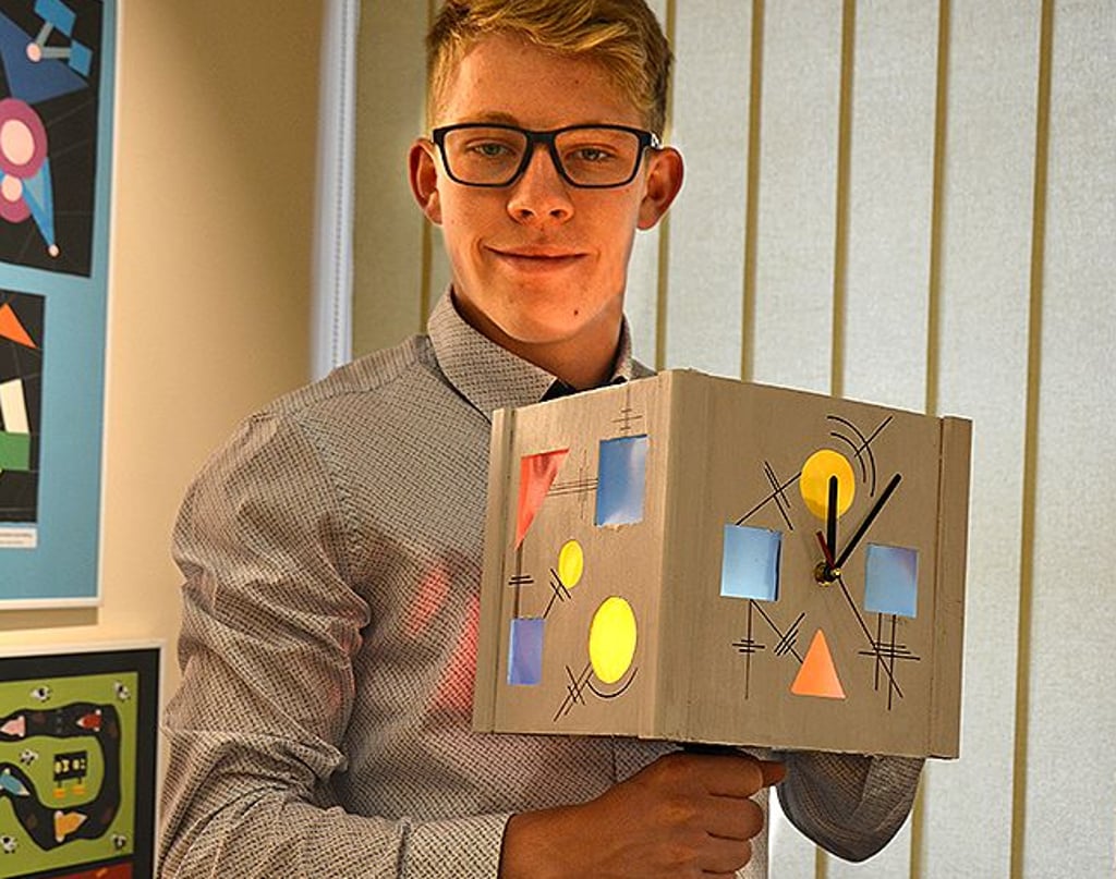 Schülerausstellung "Hommage" im Kreismuseum Osterburg: Der jetzige Zwölftklässler Malte Köhn designte eine „Kandinsky-Lampe“ und erhielt dafür einen Preis.
