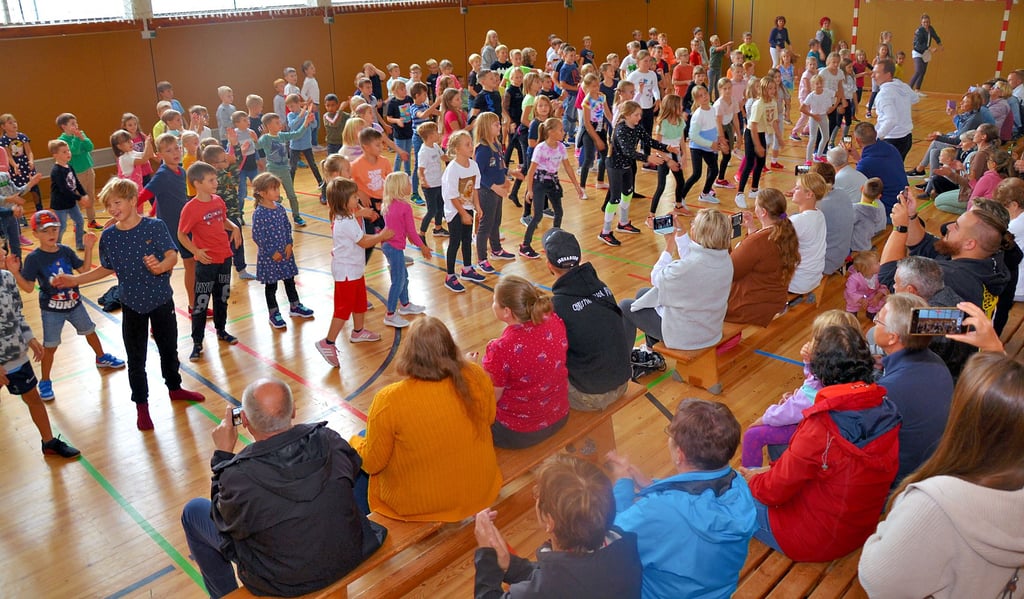 Da bebt die Sporthalle der Grundschule in Osterweddingen. Alle 142 Schüler tanzen zu einem Hip-Hop-Lied. Selbst manche der Besucher stehen am Schluss auf und tanzen mit.