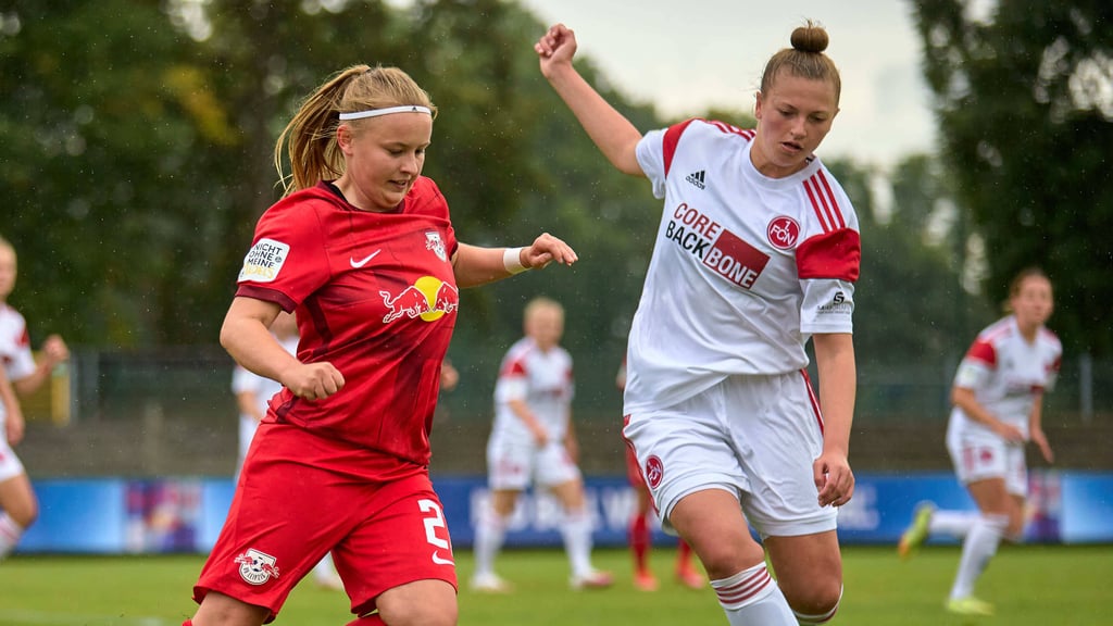 Torjägerin Vanessa Fudalla (l.) entschied das Heimspiel gegen den 1. FC Nürnberg für RB Leipzig.