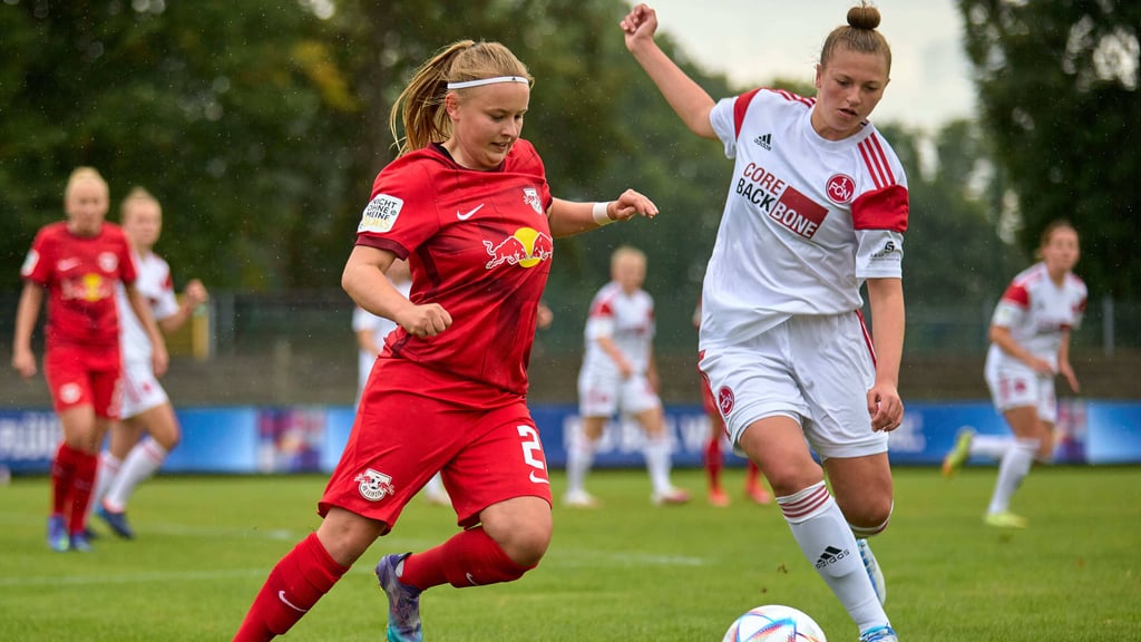 Torjägerin Vanessa Fudalla (l.) entschied das Heimspiel gegen den 1. FC Nürnberg für RB Leipzig.