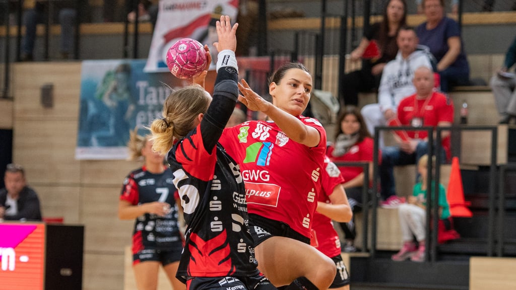 Halles Marija Gudelj beim Torwurf gegen Bensheim-Auerbach.