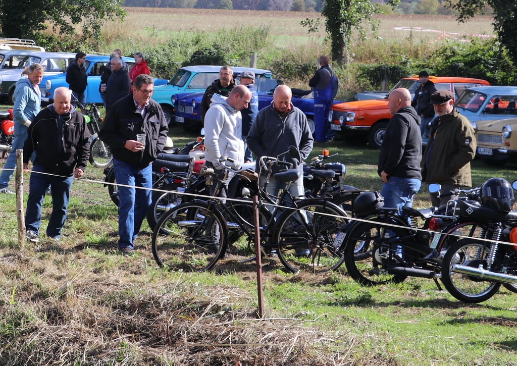 Oldtimertreffen in Hohenziatz: Mit fachmännischen Blick wurden die Oldtimer, wie hier die Motorräder und Mopeds, von den Besuchern begutachtet.
