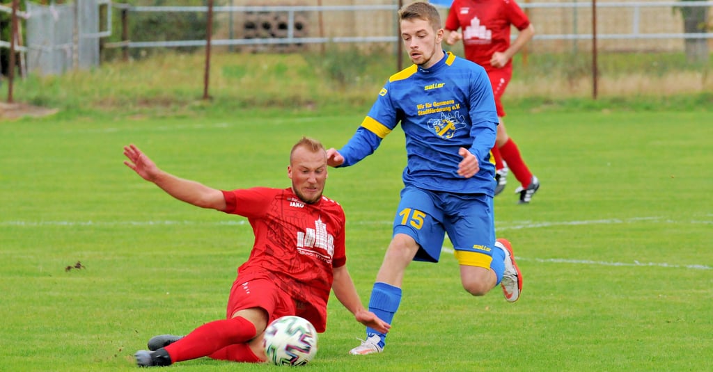 Justin Hoppmann (links) und seine Mitspieler der ZLG Atzendorf/Förderstedt warfen sich in der Schlussphase gegen Eintracht Gommern in jeden Ball.