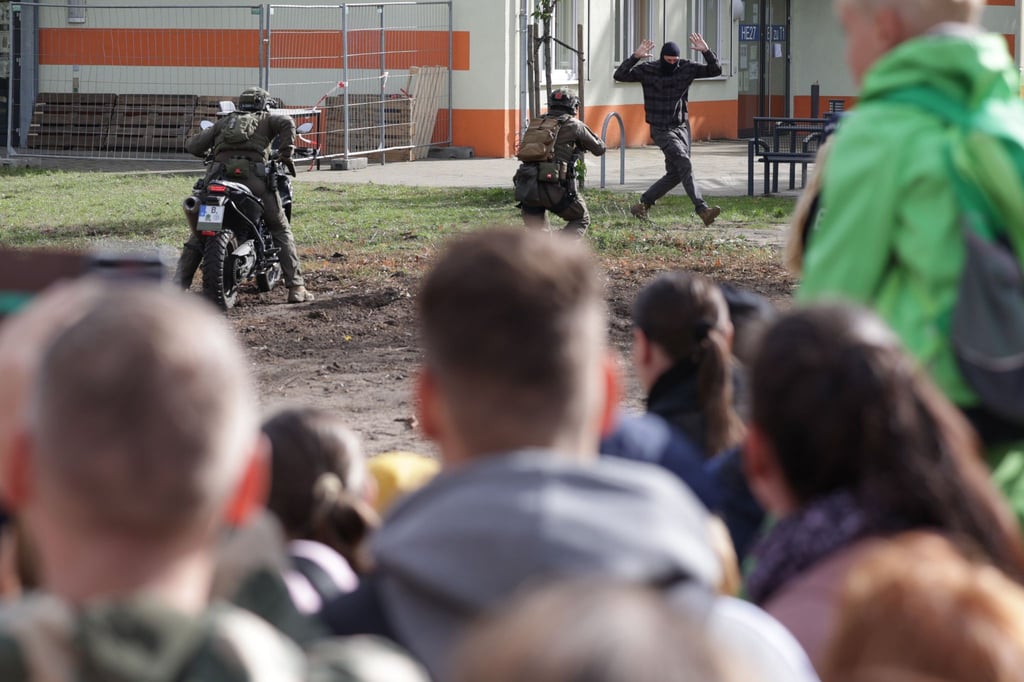 Beim Tag der offenen Tür der Berliner Polizei wird der Einsatz eines Mobilen Einsatzkommandos gezeigt.
