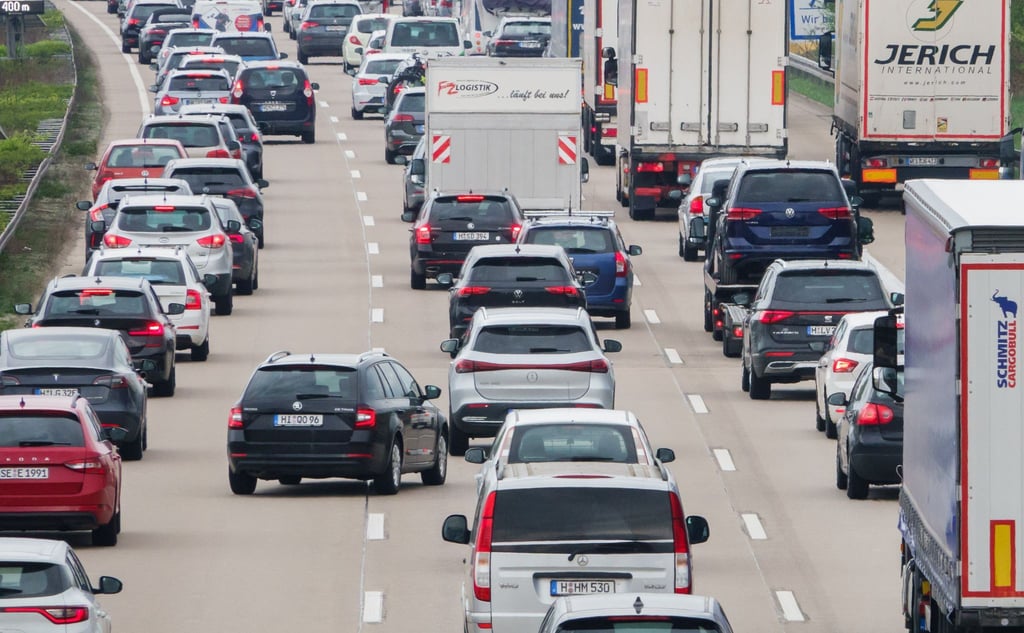 Fahrzeuge stehen auf einer Autobahn im Stau.