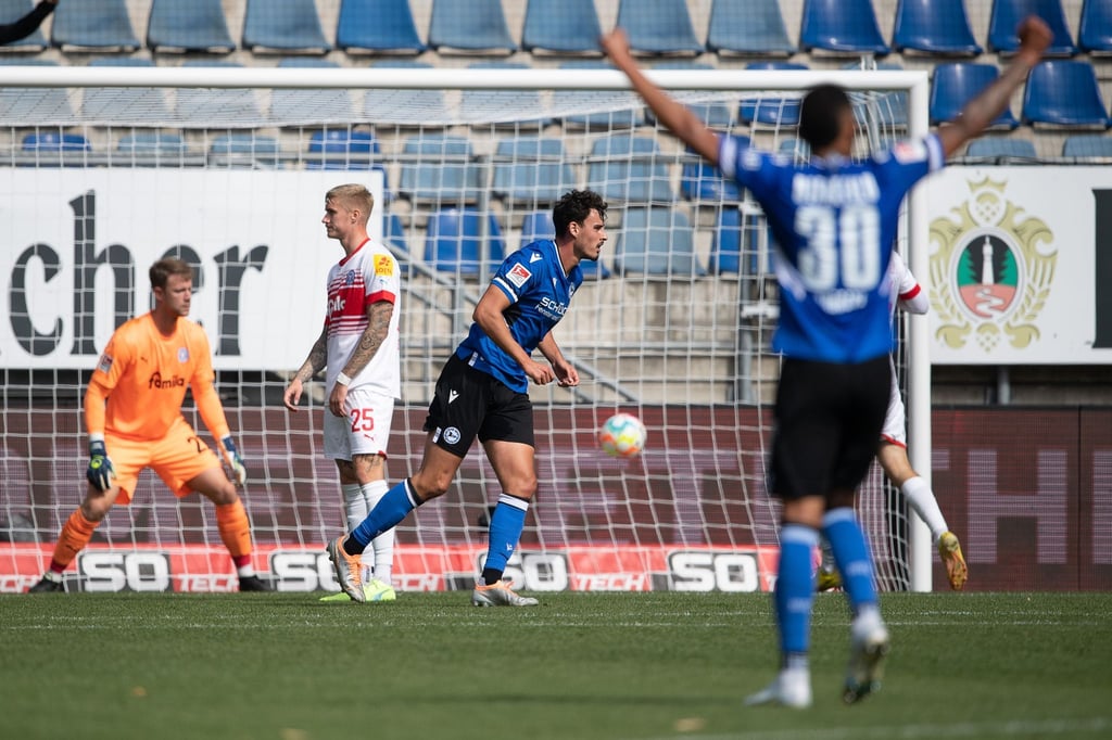 Bielefelds Janni Serra (M) jubelt nach seinem Tor zum 2:0 gegen Holstein Kiel.