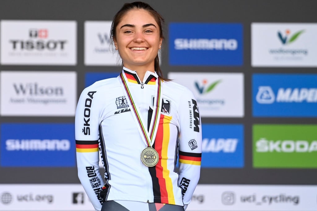 Ricarda Bauernfeind steht auf dem Podium des Einzelzeitfahrens der Frauen U23.