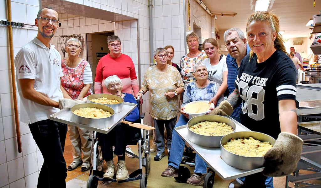Bäckermeister Denni Nitzschke (l.) beteilgt sich an einem Inklusionsprojekt und lässt Menschen mit Hadicap in seinem Unternehmen backen. Ramona Schulze (r.), Teilhabemanagerin bei der Stiftung Neinstedt, zeigt stolz die ersten fertig gebackenen Kuchen.
