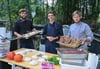 Emil Petersen (l-r), Simon Ortel und Ricco Stiehn sind die drei Jungs von der Eberswalder Kochkommode, hier bei einem Event in einer Parkanlage.