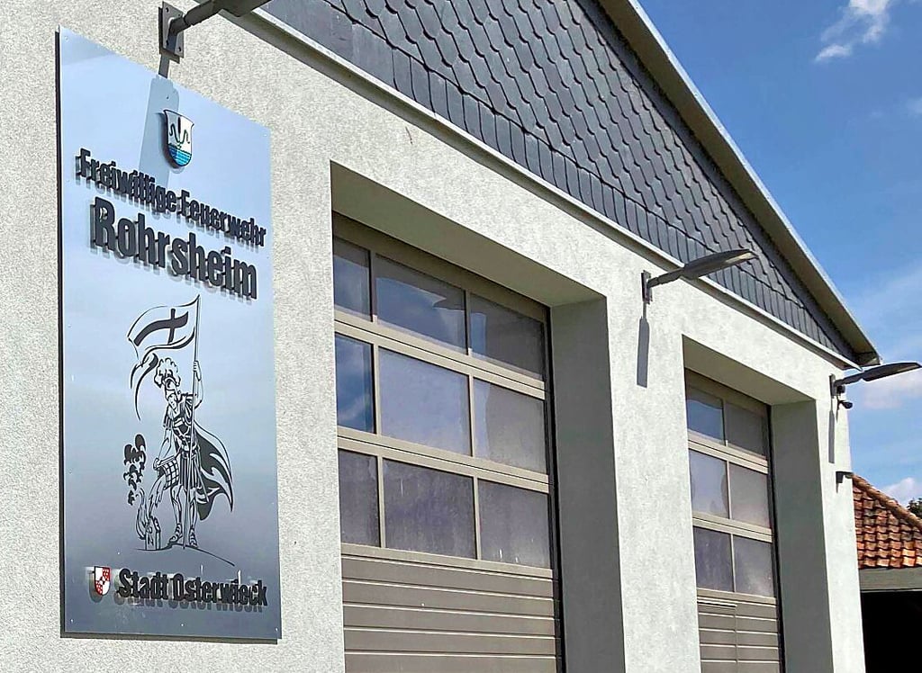 Die große Tafel mit dem Heiligen Sankt Florian, dem Schutzpratron der Feuerwehren, hängt schon einige Wochen am neuen Gerätehaus.