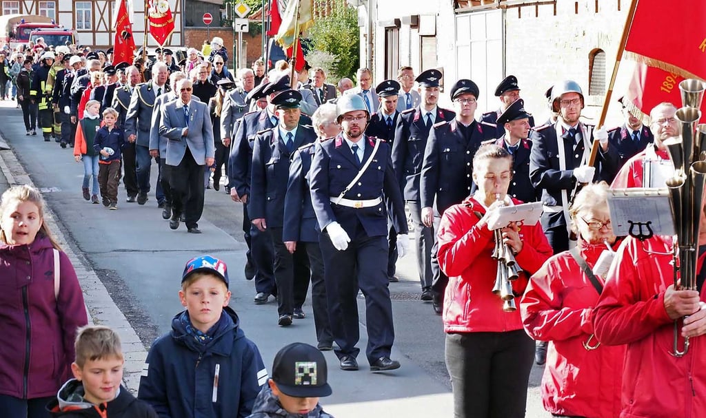 Abordnungen zahlreicher Feuerwehren und Vereine kamen zur Einweihung des Gerätehauses, die mit einem Umzug eingeleitet wurde.